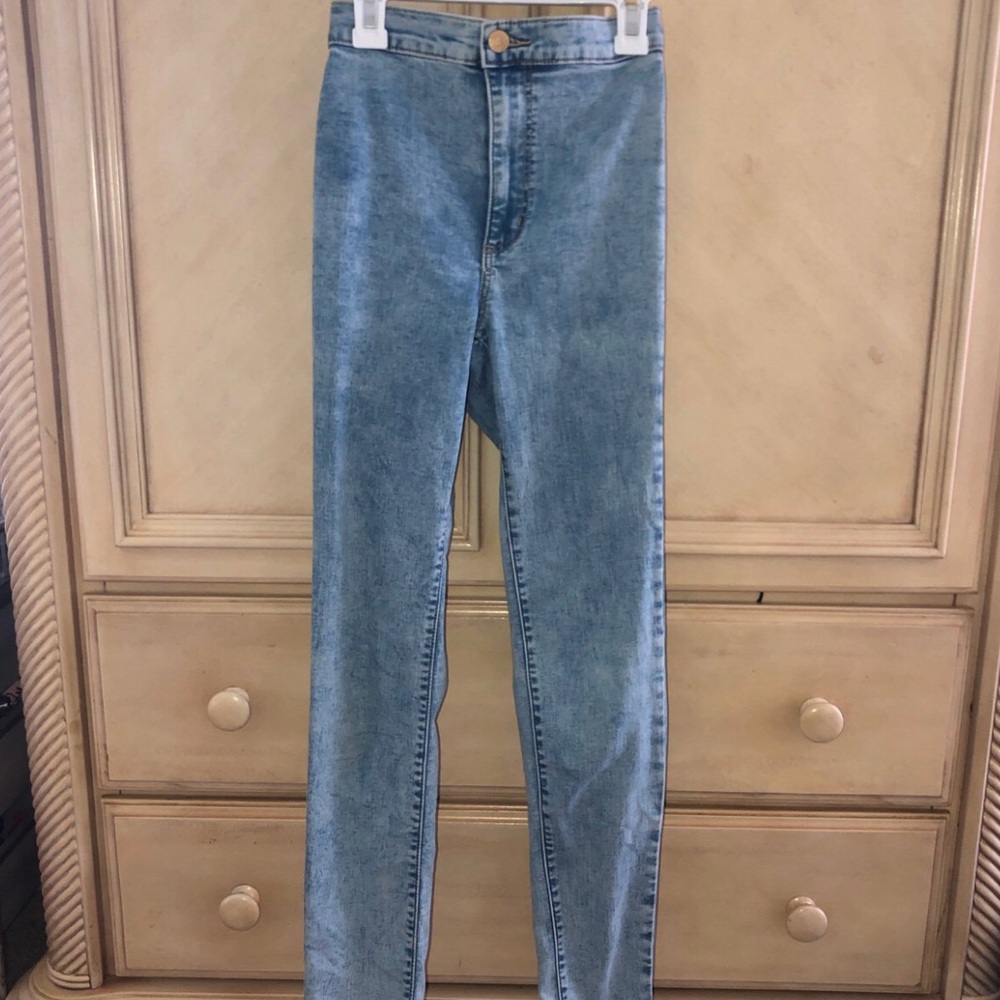 Light wash skinny jeans